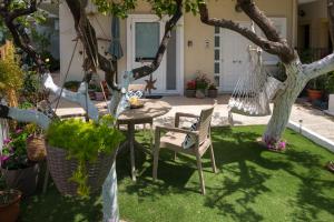 A garden outside The Prickly Pear Apartment