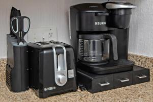 una cafetera sentada en un puesto junto a un procesador de café en Sea Breeze, en Myrtle Beach