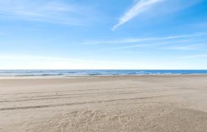 una playa vacía con el océano en el fondo en Sea Breeze, en Myrtle Beach 50 fotos más