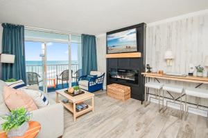 Una sala de estar con vista al mar. en Sea Breeze, en Myrtle Beach