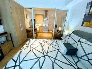 - une chambre avec un lit blanc et une toile d'araignée dans l'établissement Anuva Lovely Homes, à Manille 30 autres photos
