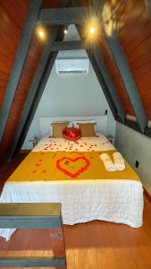 a bedroom with a bed with a heart painted on it at Cabana Dolce Vino in Fraiburgo