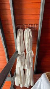 a pair of white towels are hanging on a rack at Cabana Dolce Vino in Fraiburgo +30 photos