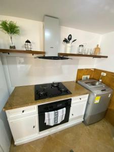 uma cozinha com fogão e bancada em Cabrero Beach 1008 em Cartagena de Indias
