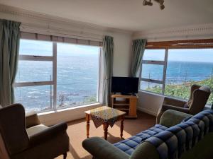 Una sala de estar con vista al mar. en Bargain for 8 persons, en Fish Hoek
