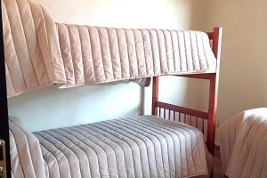 a bedroom with a bunk bed and a bunk bed at Casa de Campo Calcaterra in Miramar