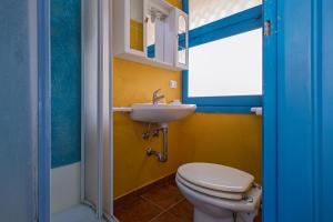 a bathroom with a toilet and a sink at Appartamento a pochi passi dal mare con servizio spiaggia incluso in Terracina +33 photos