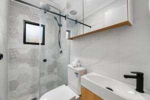 Ένα μπάνιο στο City Oasis Double Houses 6BR5BA ICC by Palm&Vine +46 φωτογραφίες