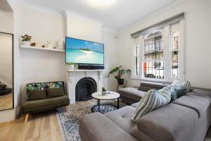 Χώρος καθιστικού στο City Oasis Double Houses 6BR5BA ICC by Palm&Vine