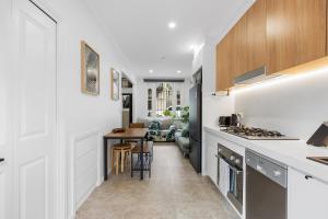 Η κουζίνα ή μικρή κουζίνα στο City Oasis Double Houses 6BR5BA ICC by Palm&Vine