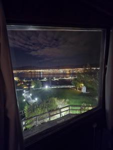 エル・カラファテにあるAltos de Soberanaの窓から市街の夜景を望めます。