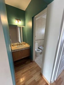 een badkamer met wastafel en toilet bij Refugio Sur in Puerto Madryn