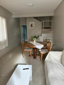 een woonkamer met een tafel en een bank bij Refugio Sur in Puerto Madryn +6 foto's