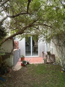 een open deur van een huis met een patio bij Refugio Sur in Puerto Madryn