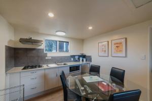 Η κουζίνα ή μικρή κουζίνα στο Meteor Suite for 3 - Parking Kitchenette