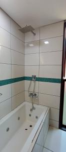 ein Badezimmer mit einer Badewanne mit einem Wasserhahn in der Unterkunft Casa moderna estilo minimalista muy luminosa in San Javier + 25 Fotos