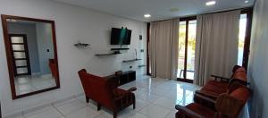 ein Wohnzimmer mit Stühlen und einem Flachbildfernseher in der Unterkunft Casa moderna estilo minimalista muy luminosa in San Javier