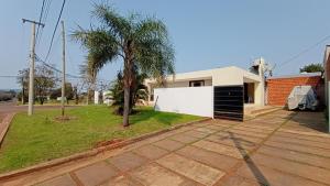 ein Haus mit einer Palme davor in der Unterkunft Casa moderna estilo minimalista muy luminosa in San Javier