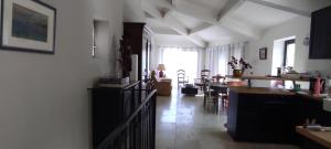 un soggiorno con cucina e sala da pranzo di Maison en Drôme provençale a Eygaliers