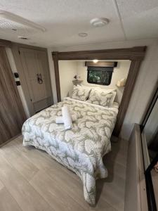 Postel nebo postele na pokoji v ubytování Glamping in Paradise