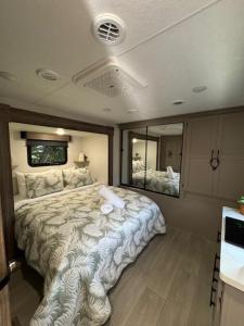 Postel nebo postele na pokoji v ubytování Glamping in Paradise