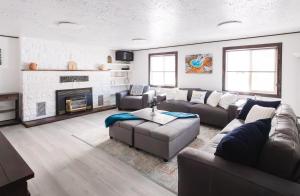 un soggiorno con divano e camino di Lazy Duck Inn a West Yellowstone
