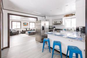 una cucina con due sgabelli blu a un bancone di Lazy Duck Inn a West Yellowstone