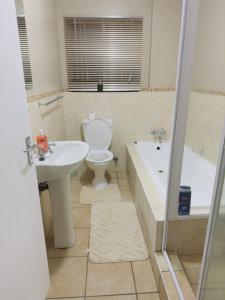 Ένα μπάνιο στο Self Catering luxury Apartment in Witbank