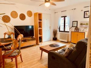 Una sala de estar con un sofá y un televisor. en Casa Hermosa, en Fortuna