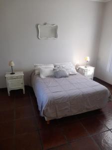 1 dormitorio con 1 cama con 2 mesitas de noche y 2 lámparas en La casita de Todd, en Todd