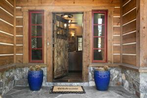 deux vases bleus assis devant une porte dans l'établissement CYH1012 - Hidden Cedar home, à South Lake Tahoe