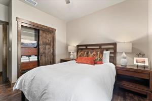 une chambre avec un grand lit blanc et un miroir dans l'établissement CYH1012 - Hidden Cedar home, à South Lake Tahoe