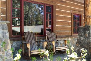 2 chaises assises à l'extérieur d'un bâtiment avec fenêtres dans l'établissement CYH1012 - Hidden Cedar home, à South Lake Tahoe 49 autres photos
