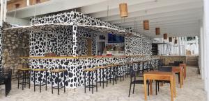 un ristorante con un muro decorato in bianco e nero di Begona Cliff Hotel a Negril