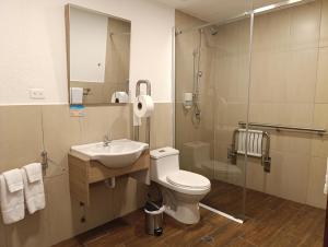 un bagno con wc, lavandino e doccia di Casona Tobar Hotel a Quito