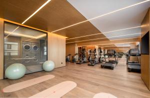 una palestra con tapis roulant e attrezzature per esercizi in una stanza di Hilton Garden Inn Ordos Kangbashi a Ordos