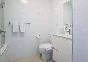 Koupelna v ubytování Lovely 1 bed apartment at Turrumurra with parking + 13 fotografií