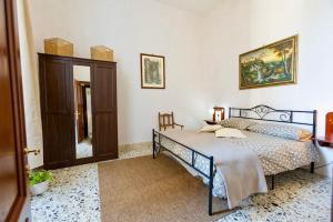 a bedroom with a bed and a mirror at L'Orologio in Tivoli