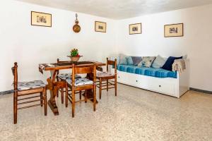 a living room with a table and a bed at L'Orologio in Tivoli