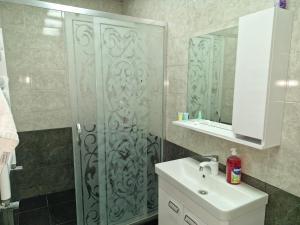 Bilik mandi di Shahrazad Rent Home Panorama +10 gambar