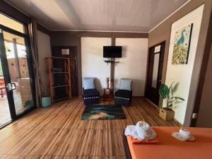 TV a/nebo společenská místnost v ubytování Villas Ela en Bahía Ballena Uvita hermosas habitaciones privadas grandes, piscina, cocina, jacuzzi, aire acondicionado, tv, baño privado, parqueo gratis y terraza