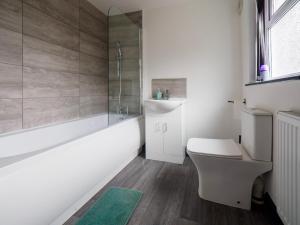 Un baño con inodoro, bañera y lavabo. en Chatham lodge Cosy Large Double Room 1, en Stoke on Trent