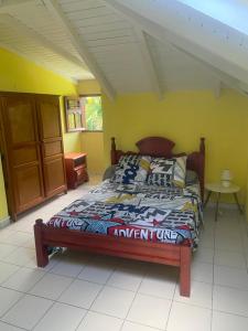 un dormitorio con una cama en una habitación en Appartement les Colibris, en Trois-Rivières