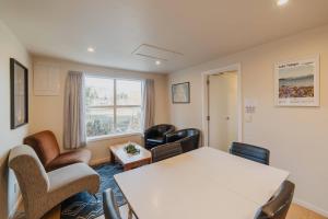 een wachtkamer met een tafel en stoelen bij Moonbeam Nights - Kitchenette Parking Sleeps 3 in Lake Tekapo +35 foto's