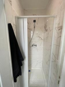 a bathroom with a shower with white marble at spacieux & lumineux 15min paris gare de lyon in Villeneuve-Saint-Georges