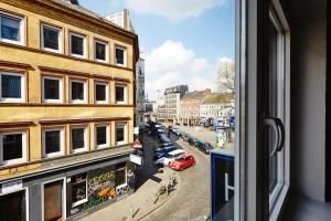 Blick auf eine Stadtstraße aus dem Fenster in der Unterkunft Heimat St. Pauli in Hamburg