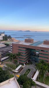 an aerial view of a building next to the ocean at Flats Linda Vista Para o Mar in Macaé