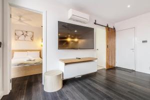 A television and/or entertainment centre at Coastal Getaway with Parking and Steps from the Beach Még 20 kép