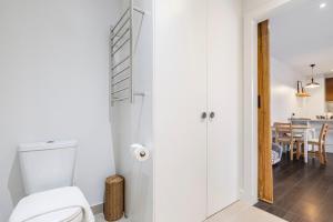 Kép Coastal Getaway with Parking and Steps from the Beach szállásáról Bonbeach városában  a galériában