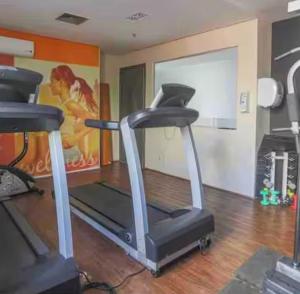 Fitness centrum a/nebo fitness zařízení v ubytování Apartamento dentro de Hotel jardins garagem inclusa